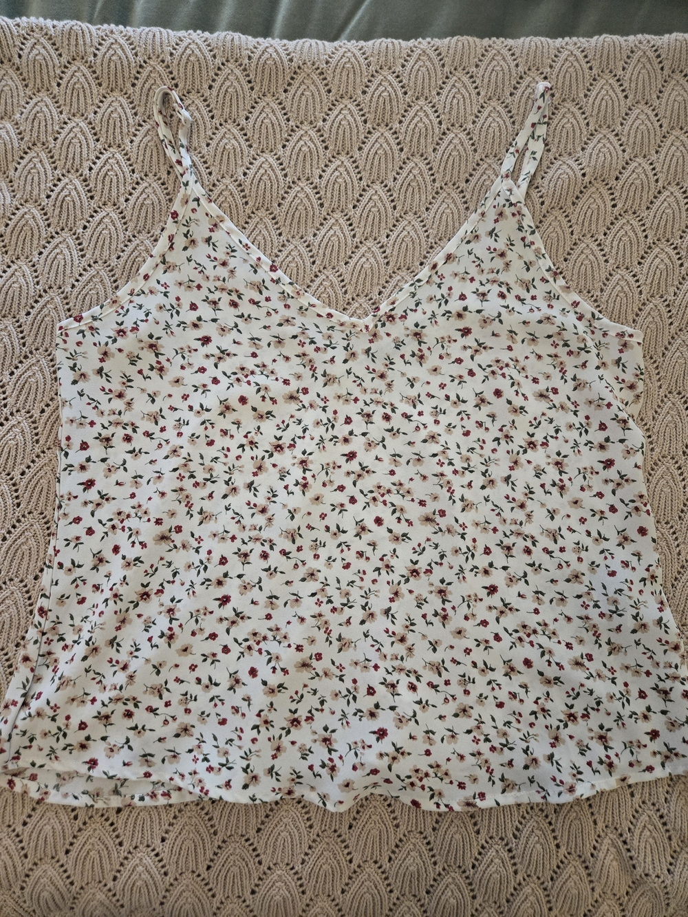 SHEIN White Floral V-Neck Spaghetti Strap Camisole